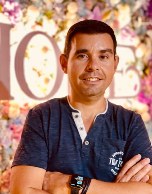 <b>Jose Nadela</b>-Constanta - Romania<BR>He viscut a USA, Irlanda, Itàlia, Polònia, Austràlia, Holanda, Colòmbia, Romania, Costa Rica, Mèxic, Índia, Geòrgia, i ara porto 4 anys mes a Romania